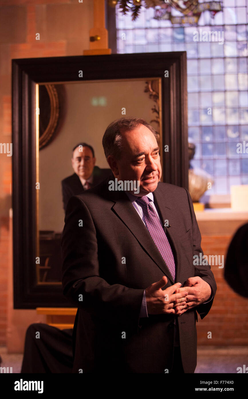Edinburgh, Regno Unito. 26 Novembre, 2015. Un ritratto di RT Hon Alex Salmond MP MSP sul display mostra presso la Scottish National Portrait Gallery questa settimana. Il ritratto è parte di un gruppo di quattordici opere dipinte da Gerard M ustioni. Foto di Alex Salmond. Pak@ Mera/Alamy Live News. Foto Stock