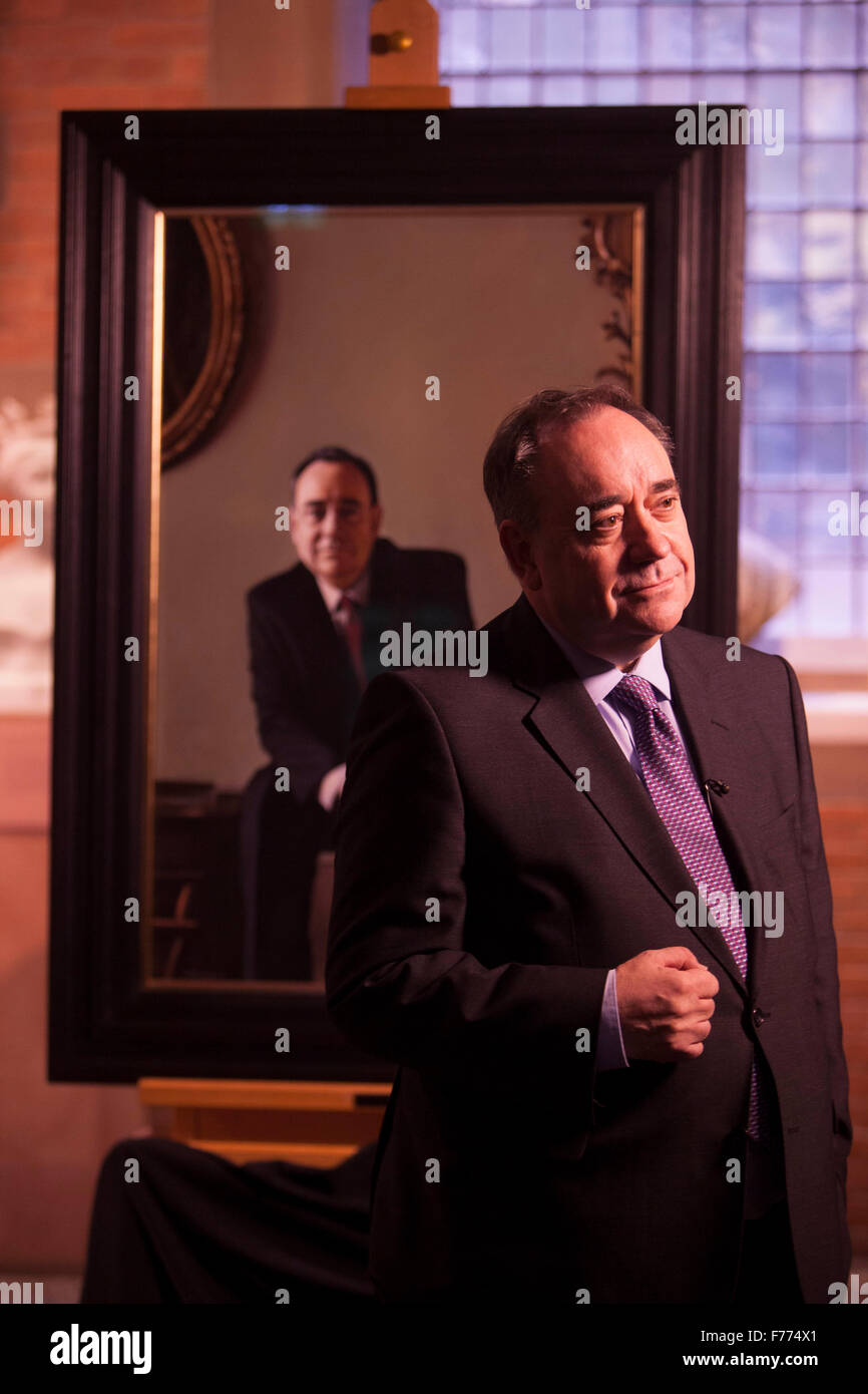 Edinburgh, Regno Unito. 26 Novembre, 2015. Un ritratto di RT Hon Alex Salmond MP MSP sul display mostra presso la Scottish National Portrait Gallery questa settimana. Il ritratto è parte di un gruppo di quattordici opere dipinte da Gerard M ustioni. Foto di Alex Salmond. Pak@ Mera/Alamy Live News. Foto Stock