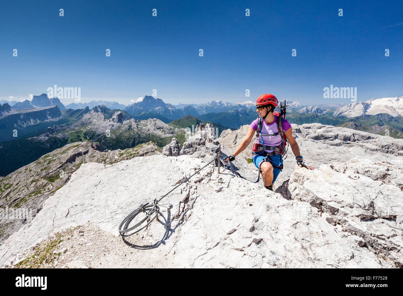 Alpinista, Via Ferrata Tomaselli, southern Fanes picco, Dolomiti, Belluno, Alpi, Italia Foto Stock