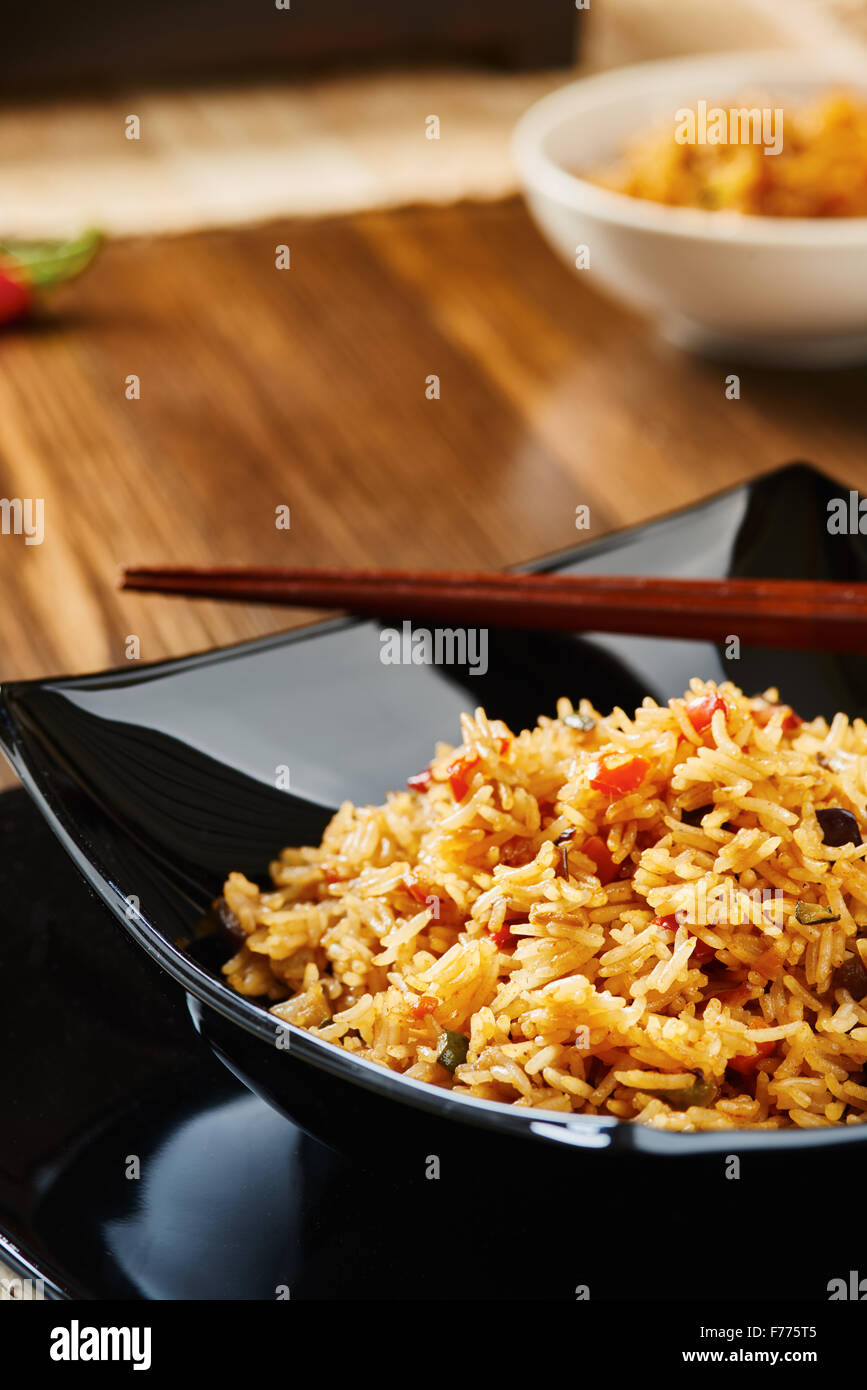 Riso Basmati con verdure sul quadrato nero piatto Foto Stock Riso Basmati con verdure sul quadrato nero piatto Foto Stock