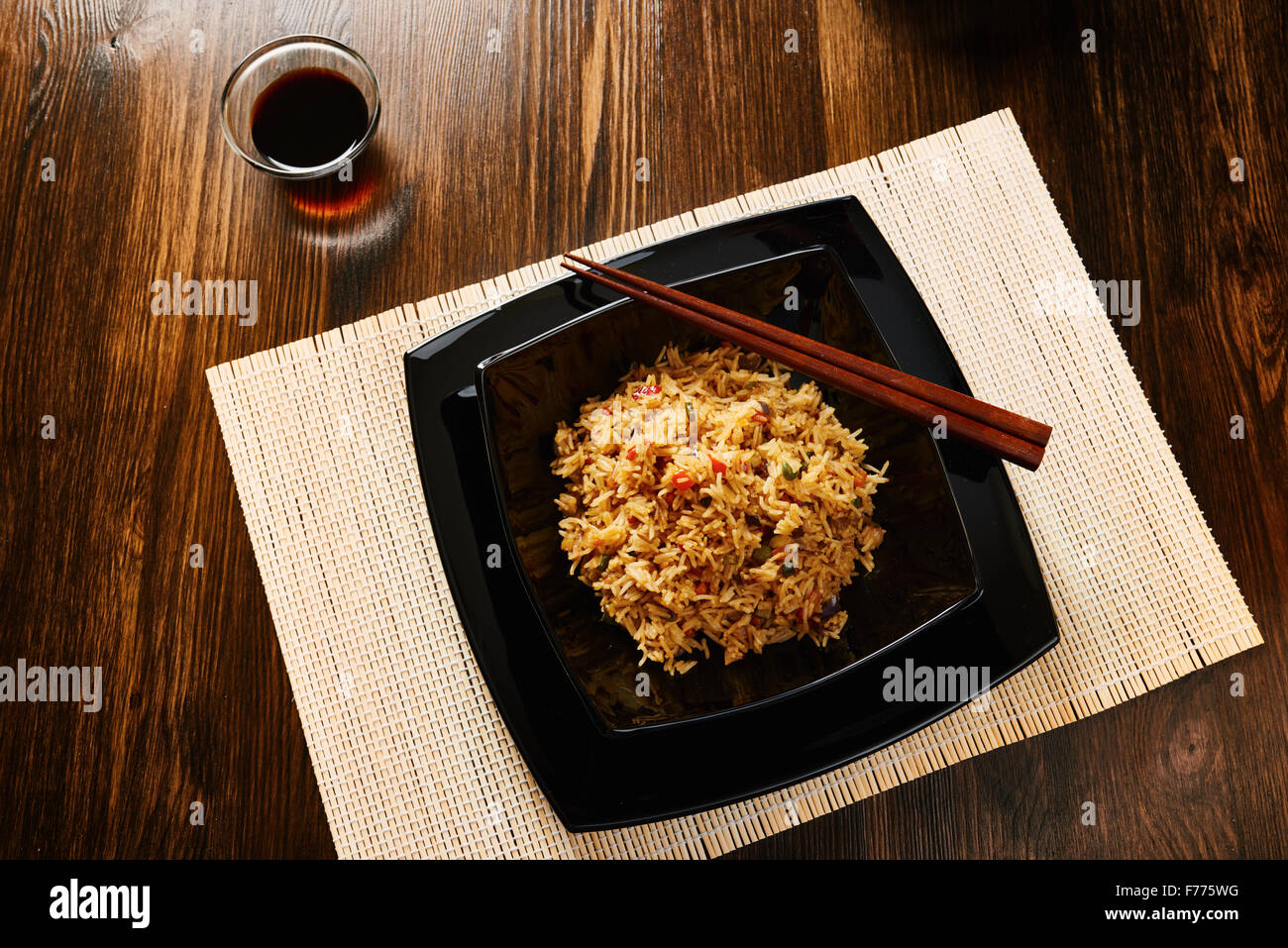Riso Basmati con verdure sul quadrato nero piatto Foto Stock Riso Basmati con verdure sul quadrato nero piatto Foto Stock