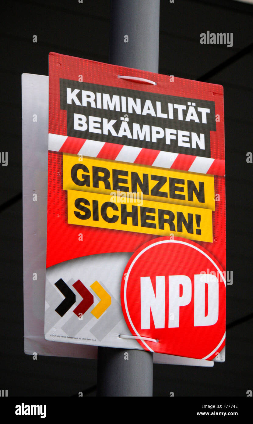 "Kriminalitaet bekaempfen - Grenzen sichern' der rechtsextremen Partei 'NPD' - Wahlplakate zur Europawahl anstehenden, Berlino. Foto Stock