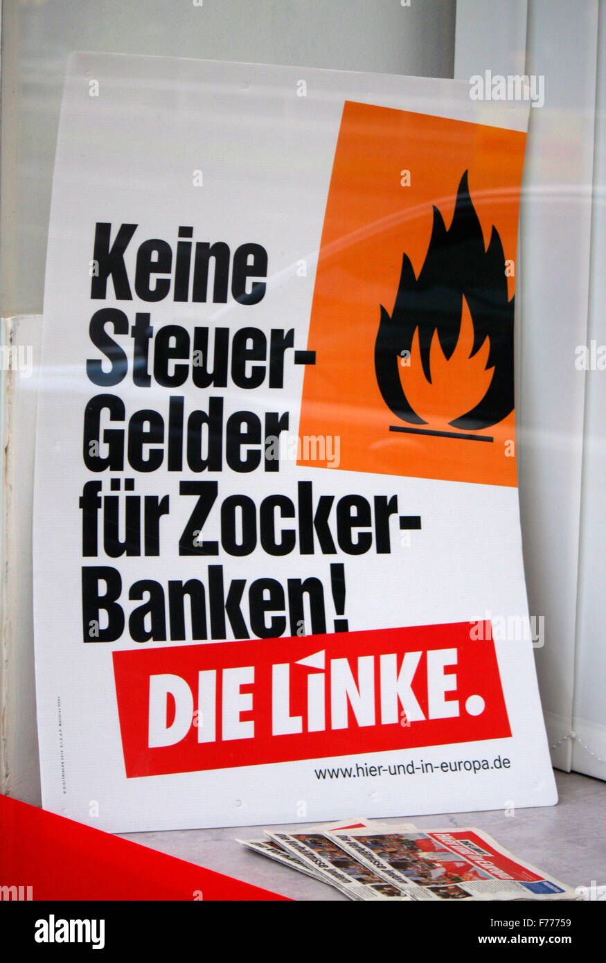 " Keine Steuergelder fuer Zoccurbanken', die Linke - Wahlplakate zur Europawahl anstehenden, Berlino. Foto Stock