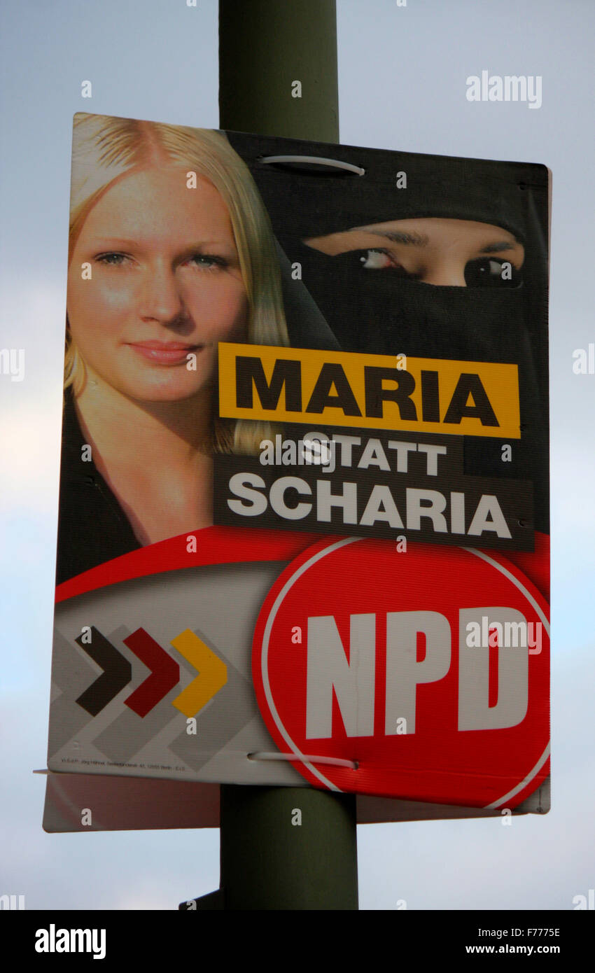 'Maria statt Scharia' der rechtsextremen Partei 'NPD' - Wahlplakate zur Europawahl anstehenden, Berlino. Foto Stock