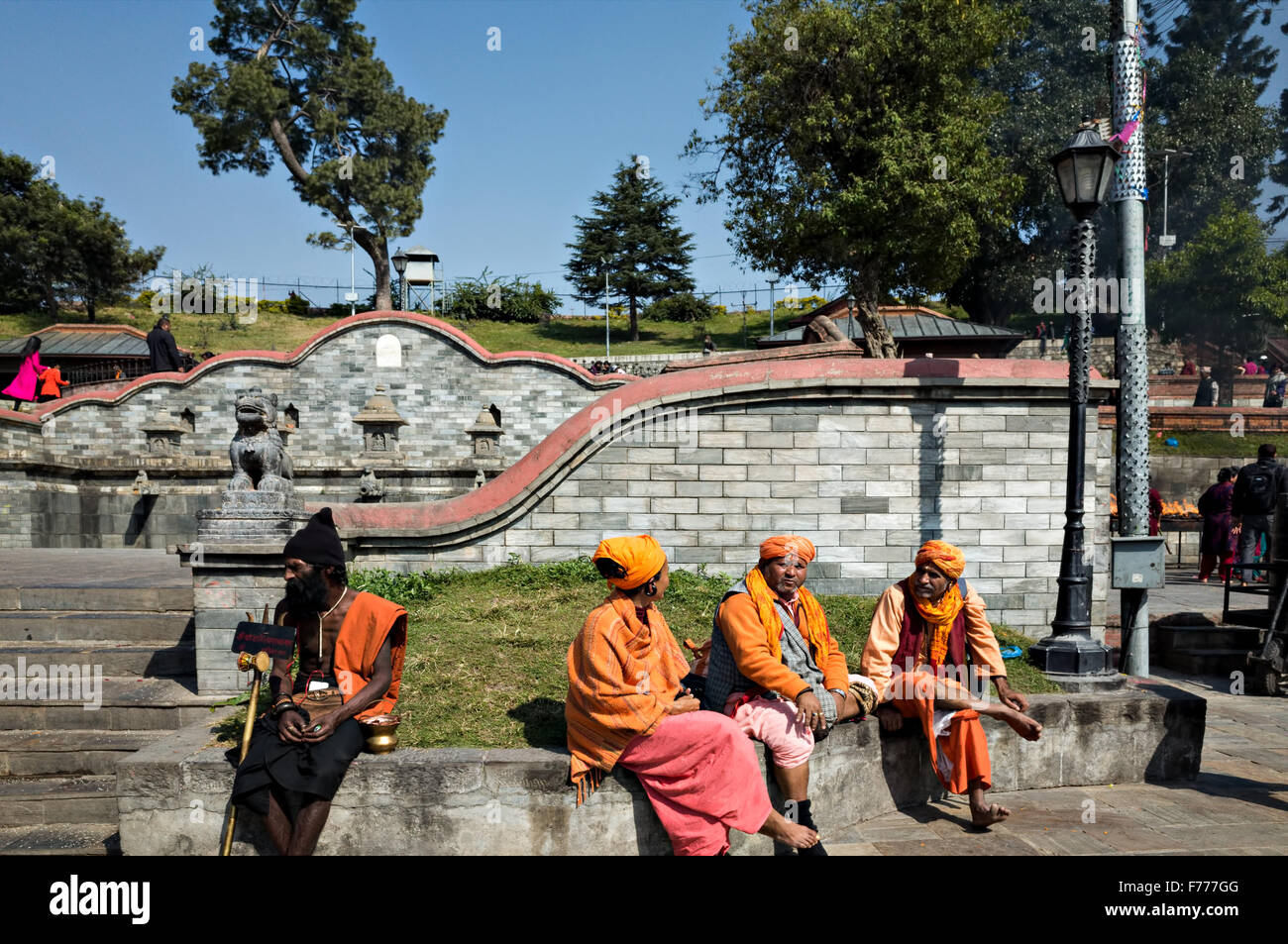 Sadhus appoggio e chiacchierare al tempio di Pashupatinath complesso in Kathmandu, Nepal Foto Stock