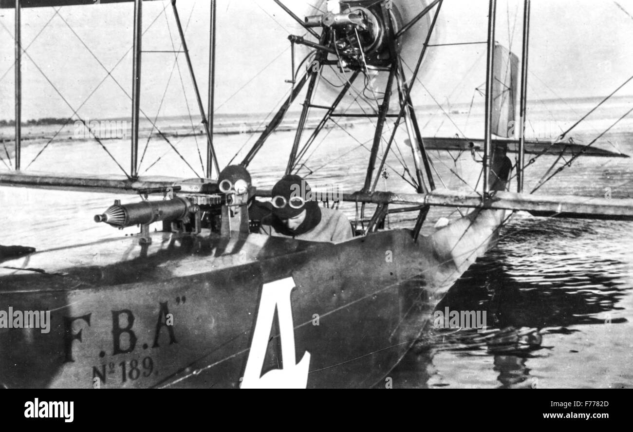 Un biposto idrovolante macchi L3 mentre il decollo,1916 Foto Stock