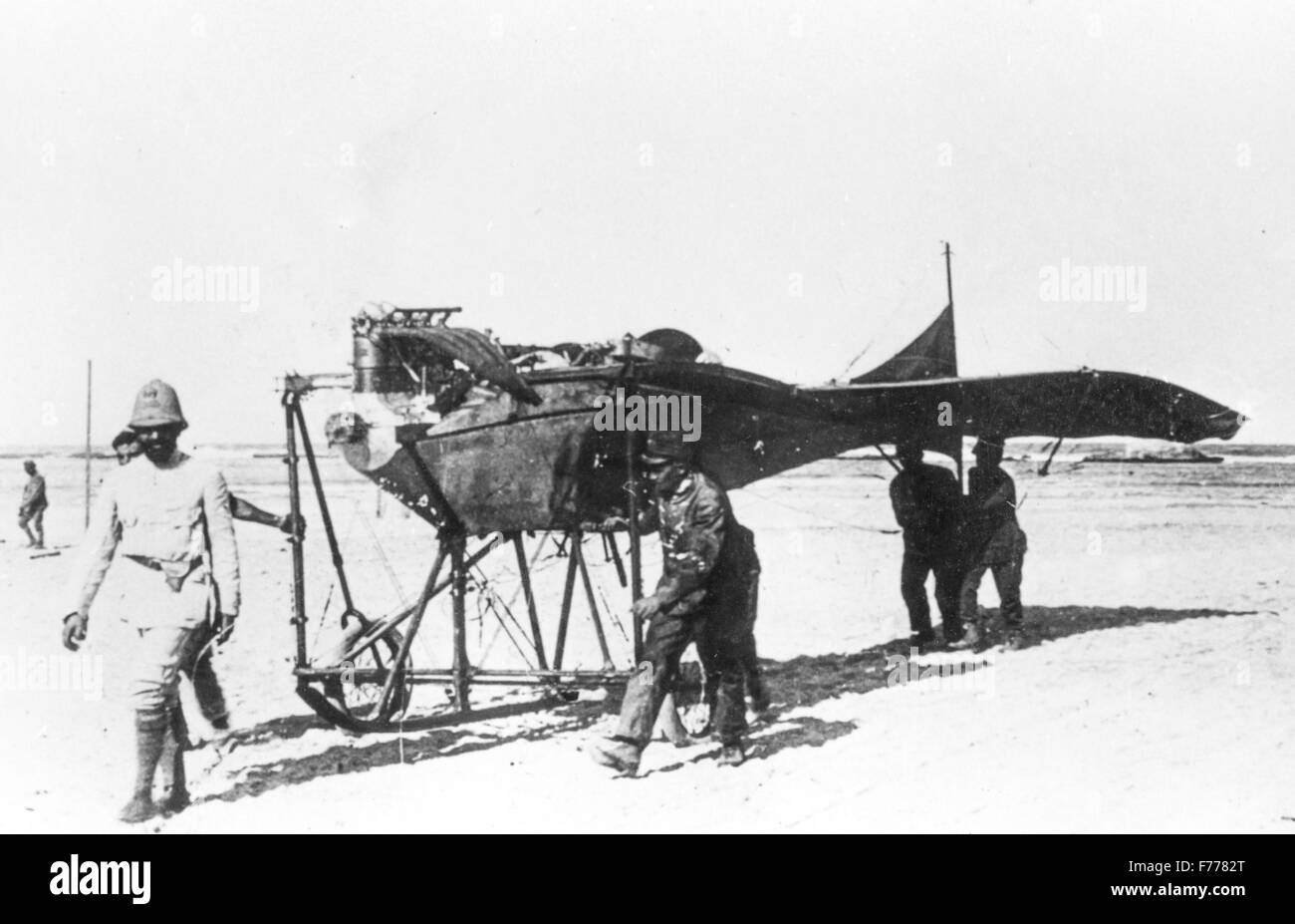 Un piano dopo un incidente,viene trasportato in officine camp in Libia,1912 Foto Stock