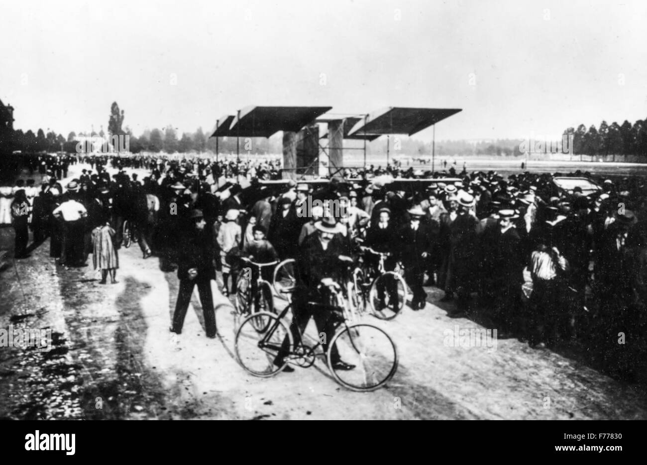 Rally di Montichiari vicino a Brescia il più grande aviatori tra cui  l'Italiano Calderara e l'americano Curtis,1909 Foto stock - Alamy