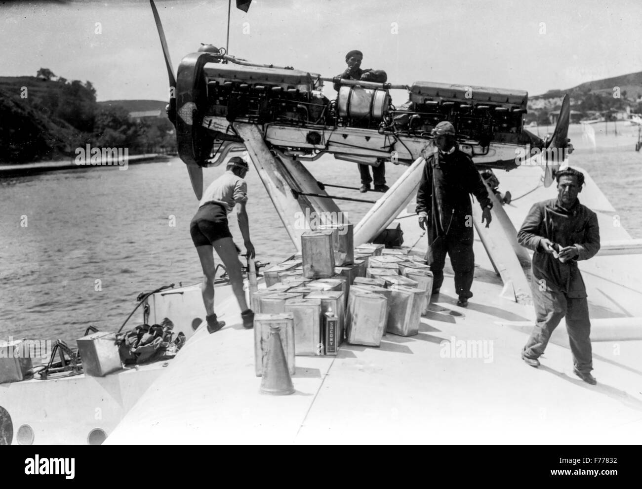 I tecnici di controllare il motore idrovolante 's 55' in partenza per la crociera del Mediterraneo orientale,1929 l Foto Stock