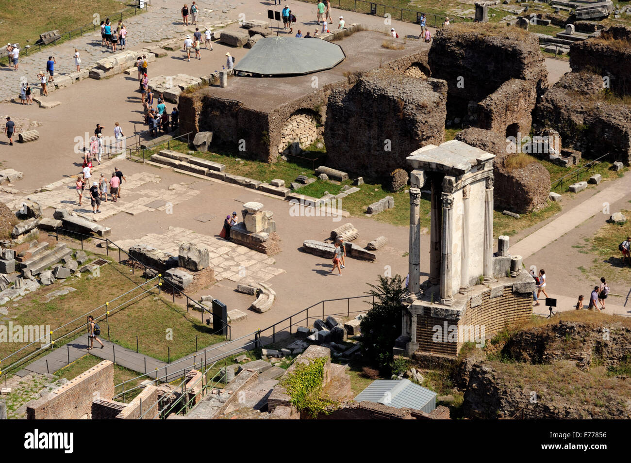 Italia, Roma, Foro romano, il tempio di Vesta, Arco di Augusto e Tempio del Divo  Giulio Cesare Foto stock - Alamy