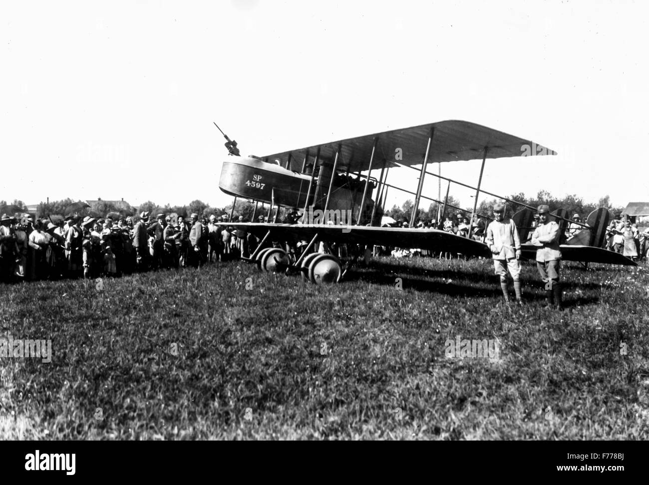 Caproni aeromobile è mostrato al popolo vicino alla parte anteriore nel 1916 Foto Stock