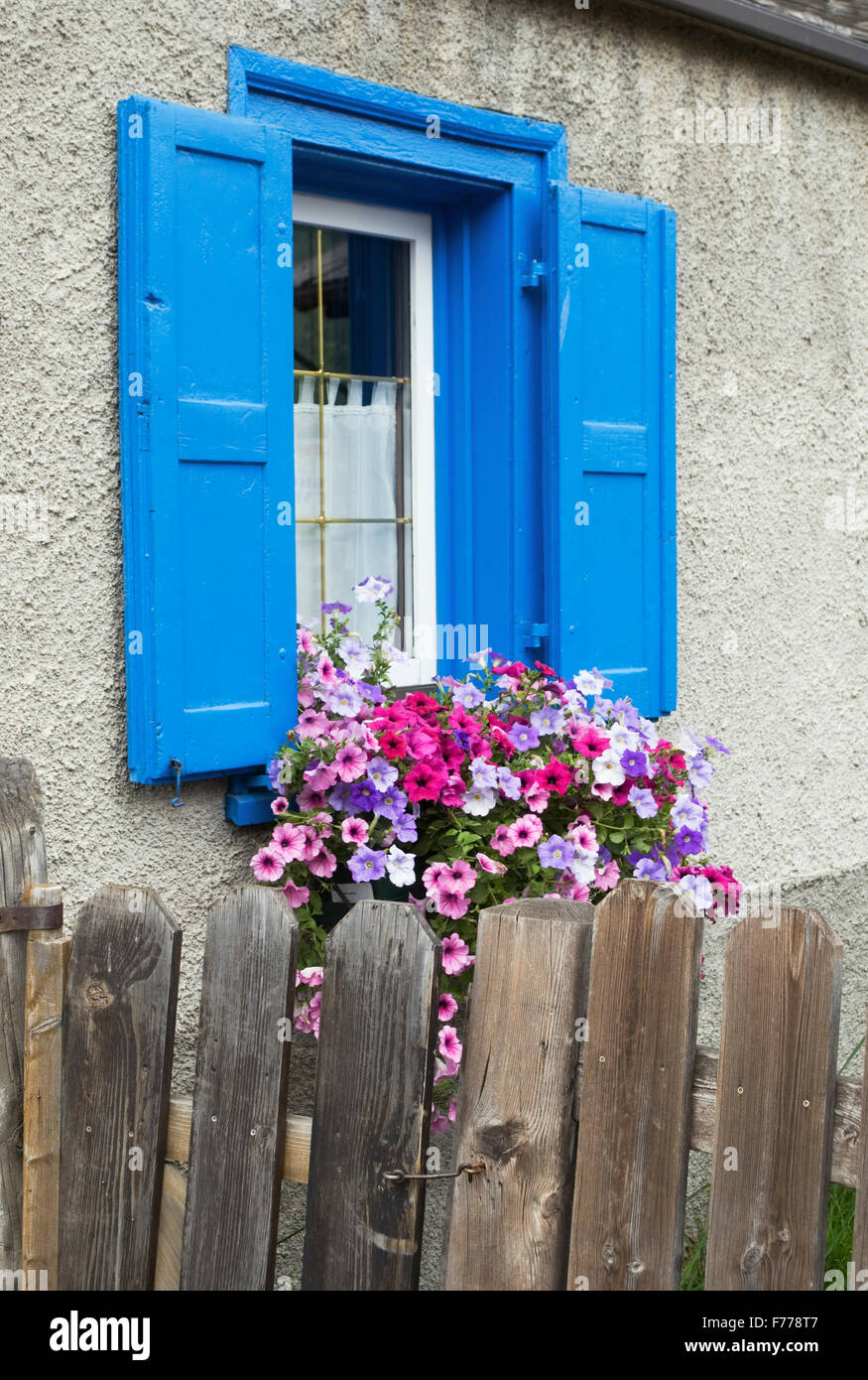 Finestra blu, Alpi Italiane village Foto Stock
