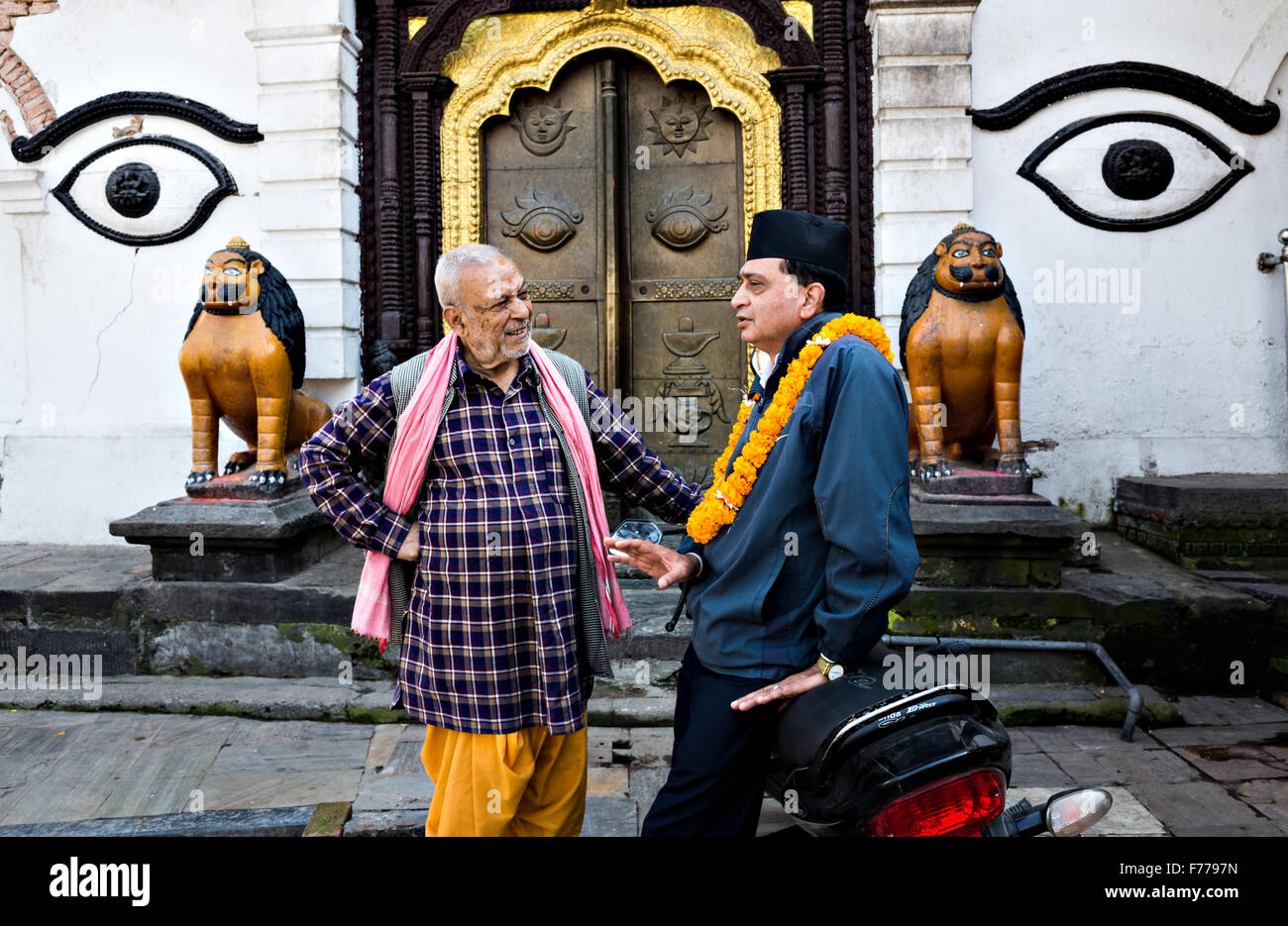 Due persone di mezza età uomo nepalese al tempio di Pashupatinath, Kathmandu, 2015 Foto Stock