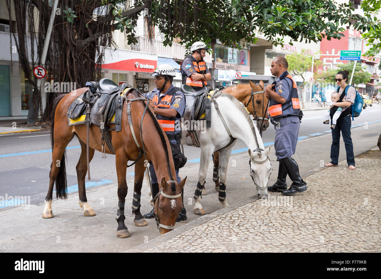 RIO DE JANEIRO, Brasile - 25 ottobre 2015: i cavalli della polizia in stand by sulla strada a Ipanema, una risposta ad un picco di criminalità. Foto Stock