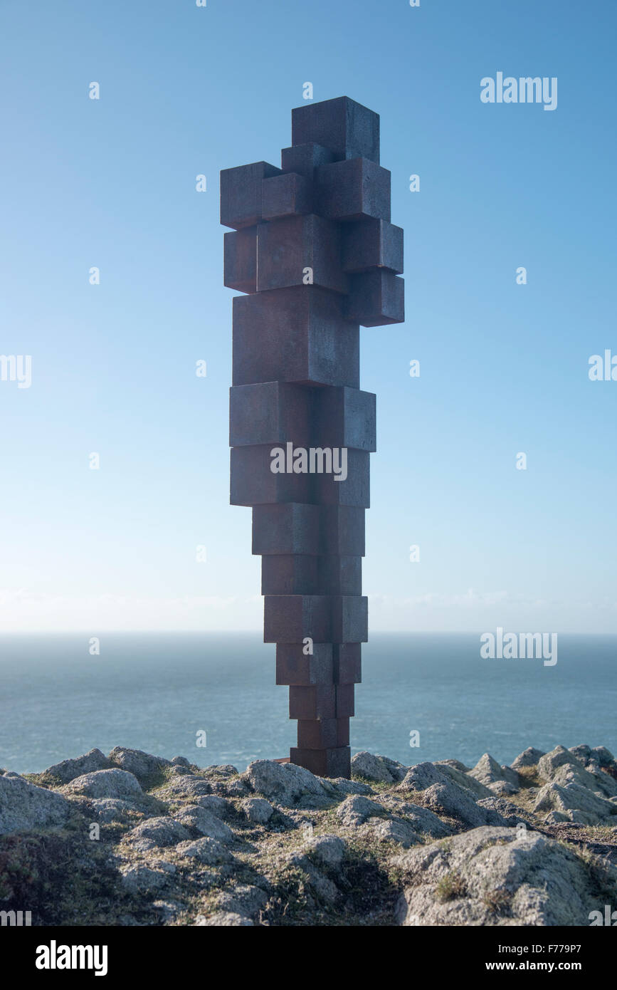 Antony Gormley scultura Daze IV (2015) , parte della serie di terra, sabbia oltre i diavoli forno su Lundy Island Foto Stock