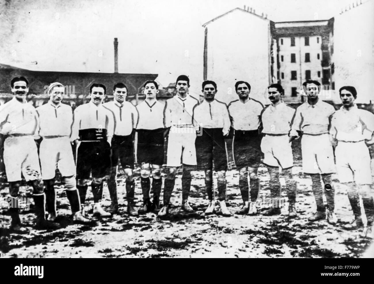 Maggio 15,1910, la nazionale italiana debutta in un amichevole contro la Francia, l'Arena di Milano. De Simoni,Varisco,Calì,Trerè,Fossati,Capello,Debernardi,Rizzi,Ceverini i,Lana,Baiocchi Foto Stock