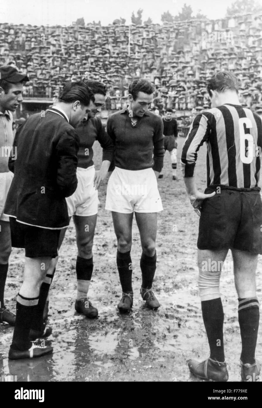Inter - Livorno 1946,controllo del suolo prima che il gioco Foto Stock