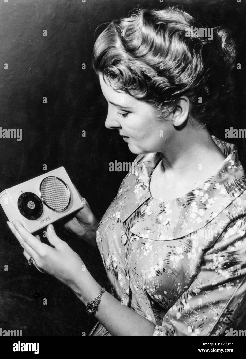 Una donna con un alimentato da energia solare radio portatile,1957 Foto Stock