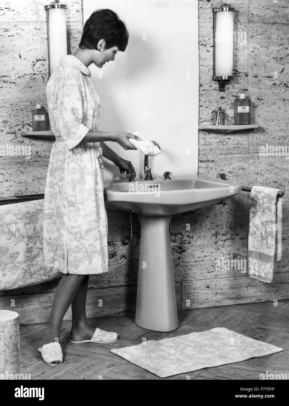 Una donna in bagno,1966 Foto Stock