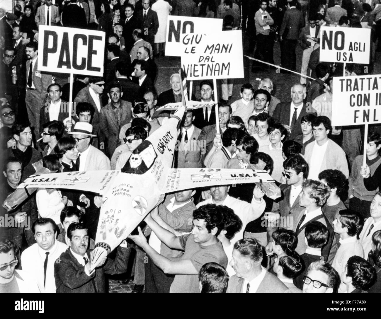 Manifestazione contro la guerra nel Vietnam,Roma 1968 Foto Stock