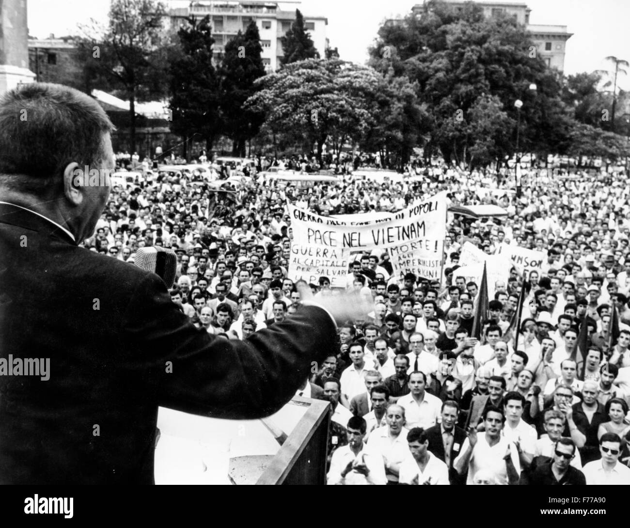 Manifestazione contro la guerra in Vietnam,,discorso di amendola,Roma 1968 Foto Stock