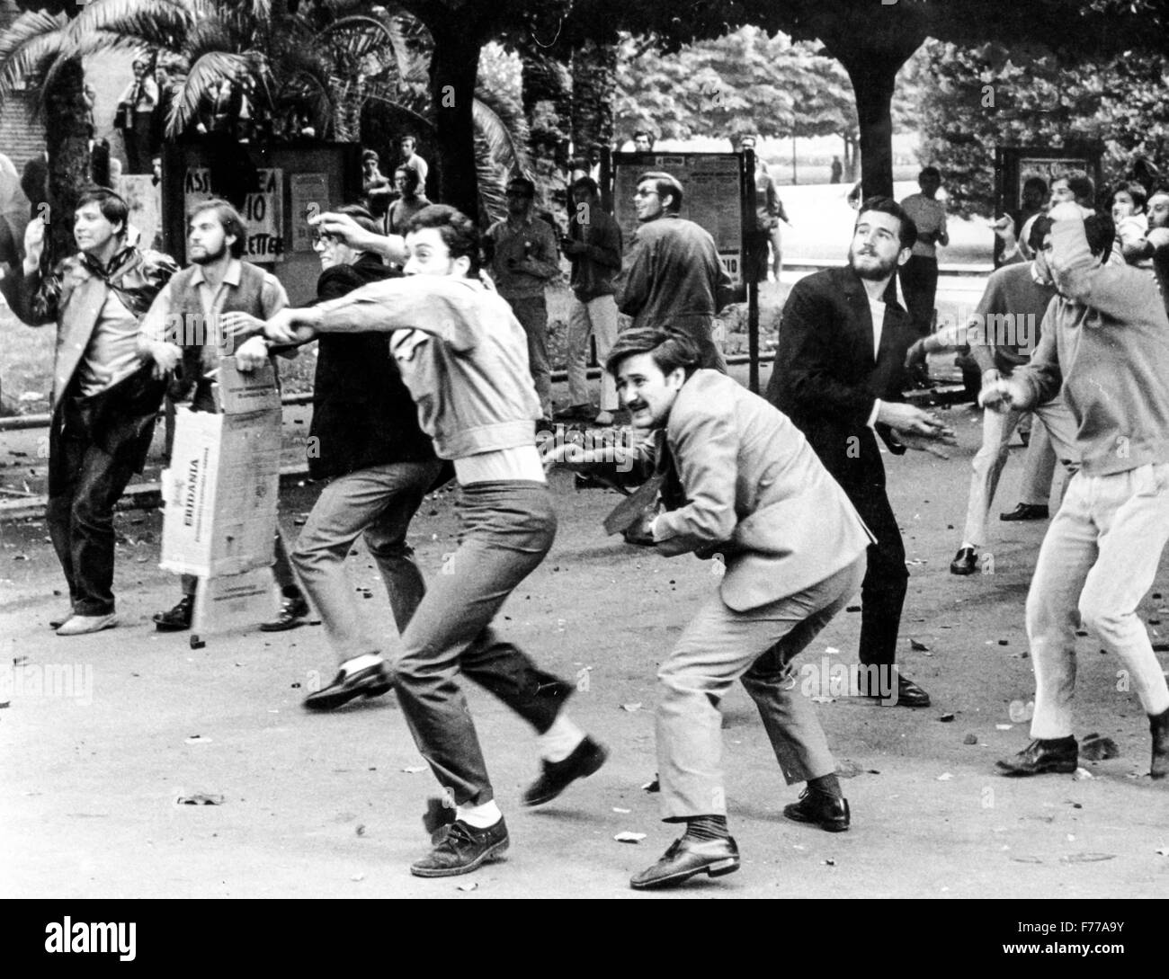 Lanci di pietre, scontri tra studenti di opposte fazioni Università,roma,1966 Foto Stock