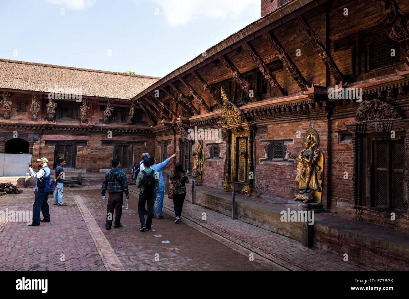 I turisti, reporter e la loro guida al lavoro, Sundari Chowk, Patan Durbar Square, 2015, il Nepal Foto Stock