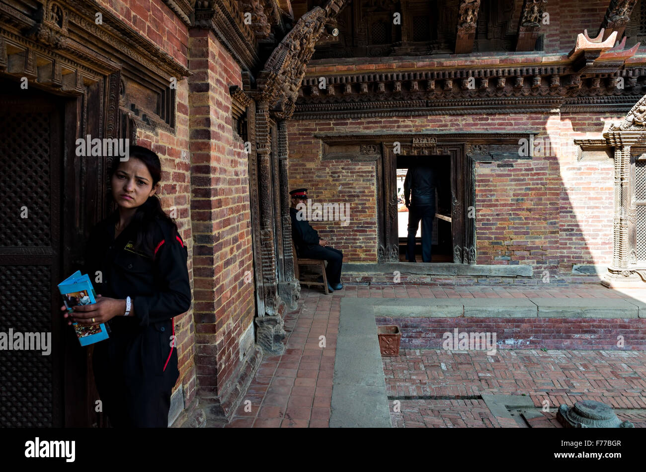 Gurad sicurezza presso il museo di Patan Durbar Square, Lalitpur, Nepal Foto Stock