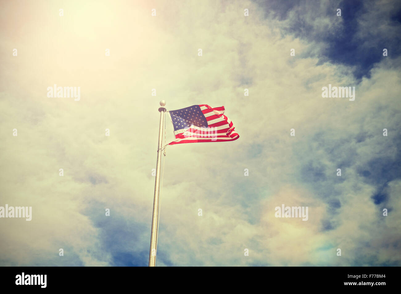 Vintage tonica bandiera americana contro il sole. Foto Stock