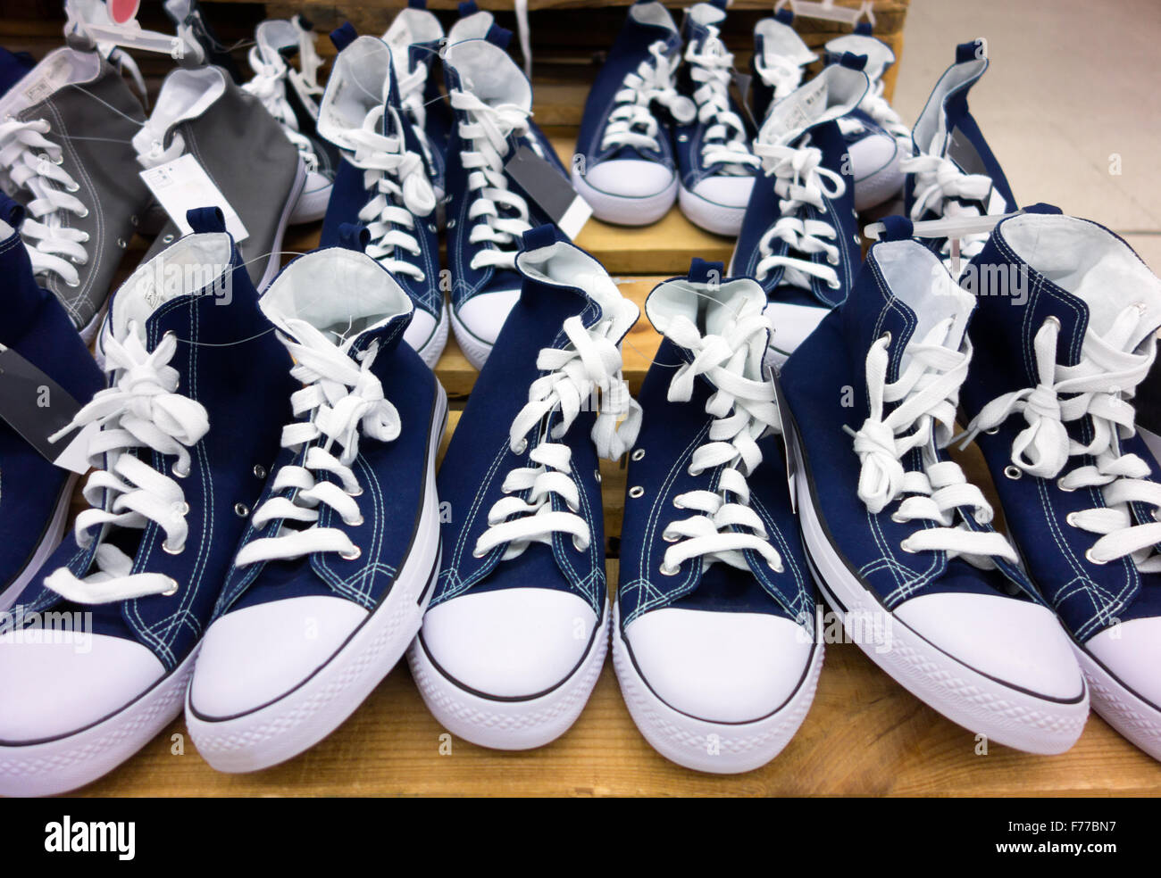 Converse Scarpe Immagini e Fotos Stock Alamy Converse Scarpe Immagini e Fotos Stock Alamy