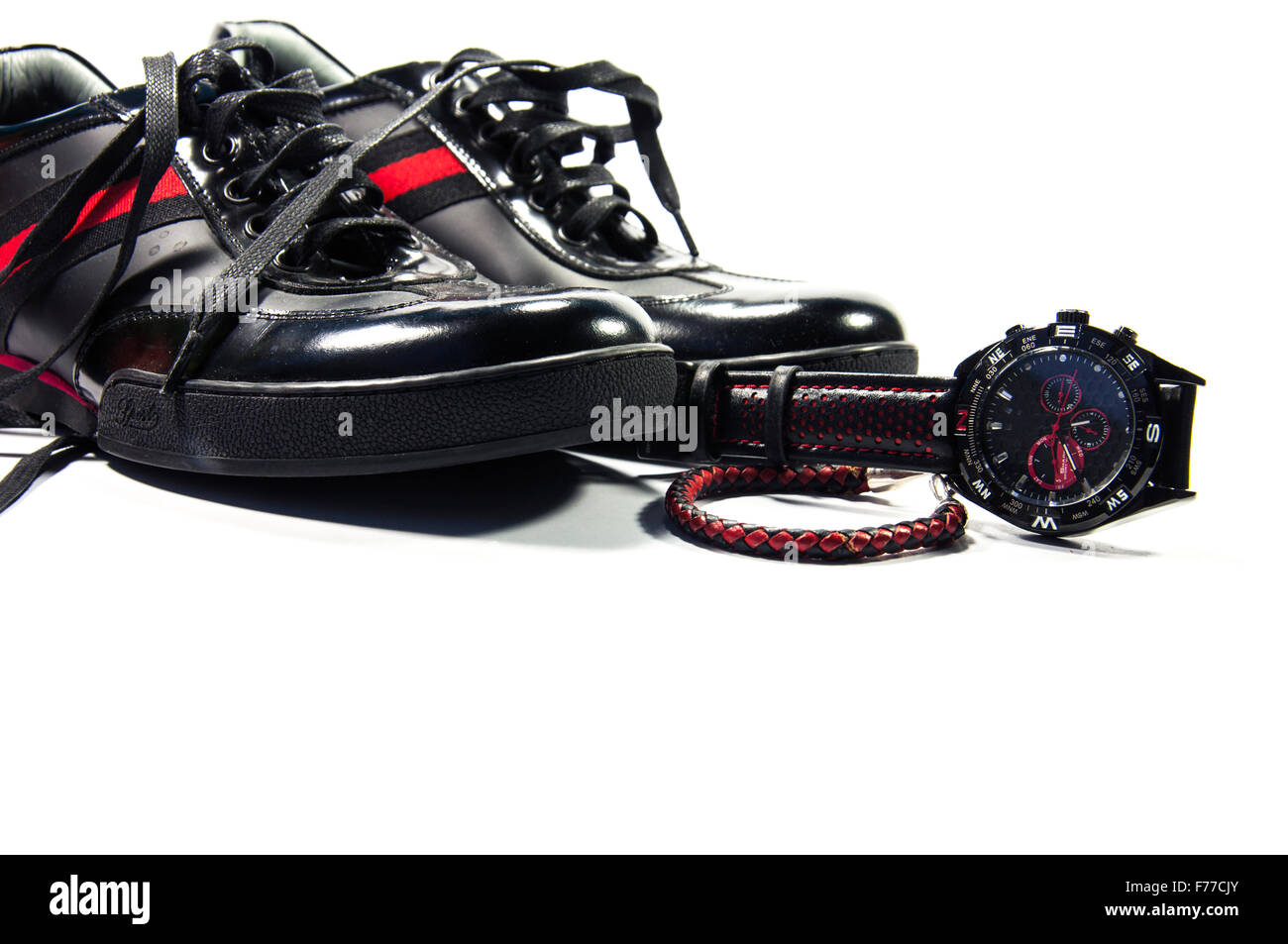 Gli uomini neri scarpe con striscia rossa, guardare e bracciale isolato con sfondo bianco Foto Stock