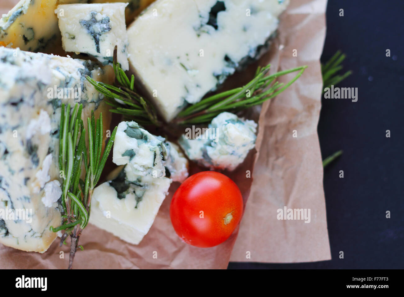 Il Roquefort e composizione su sfondo scuro Foto Stock