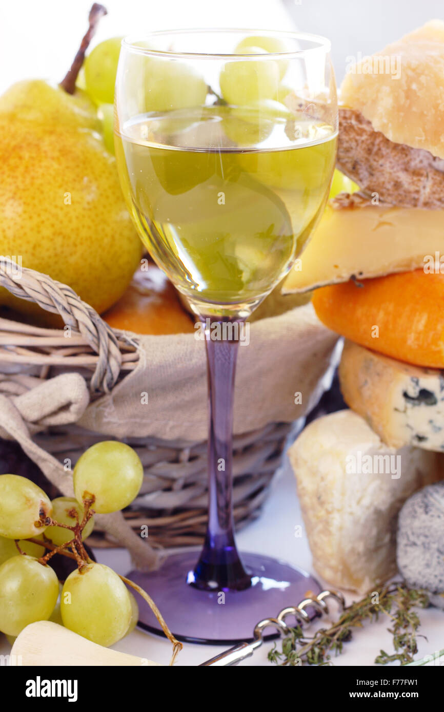 Formaggio francese, vino e frutta composizione concettuale Foto Stock