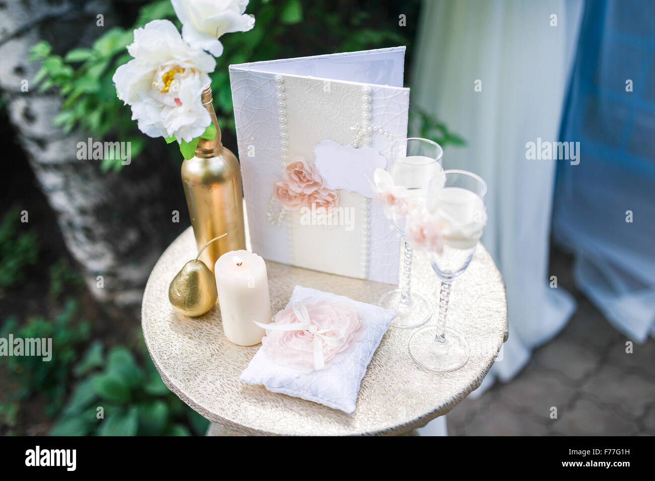 Decorazioni per matrimoni, decor. Arco, tabella per la cerimonia. Foto Stock