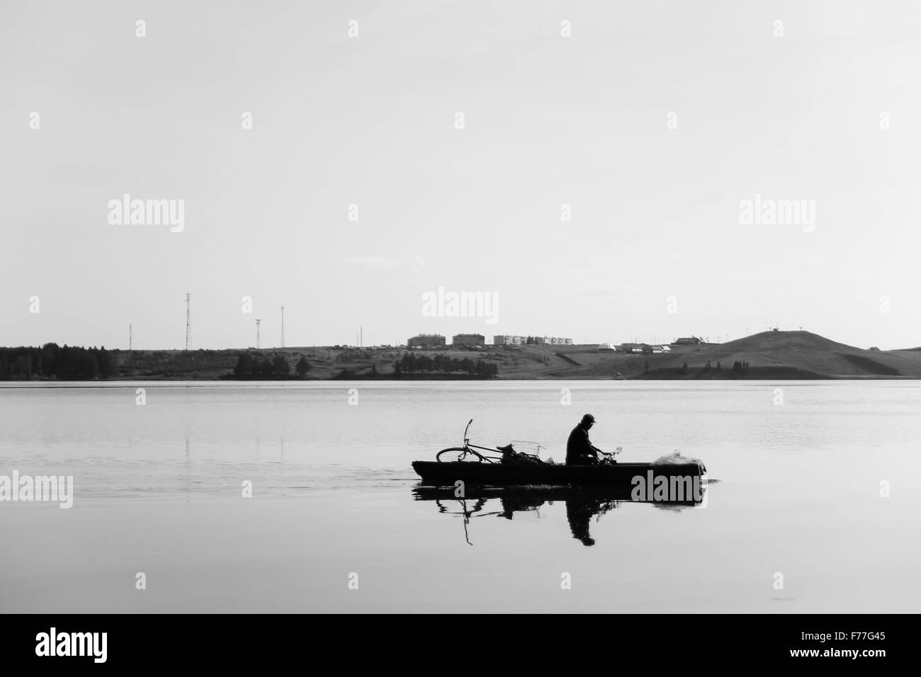 Un pescatore per le vele la barca Foto Stock
