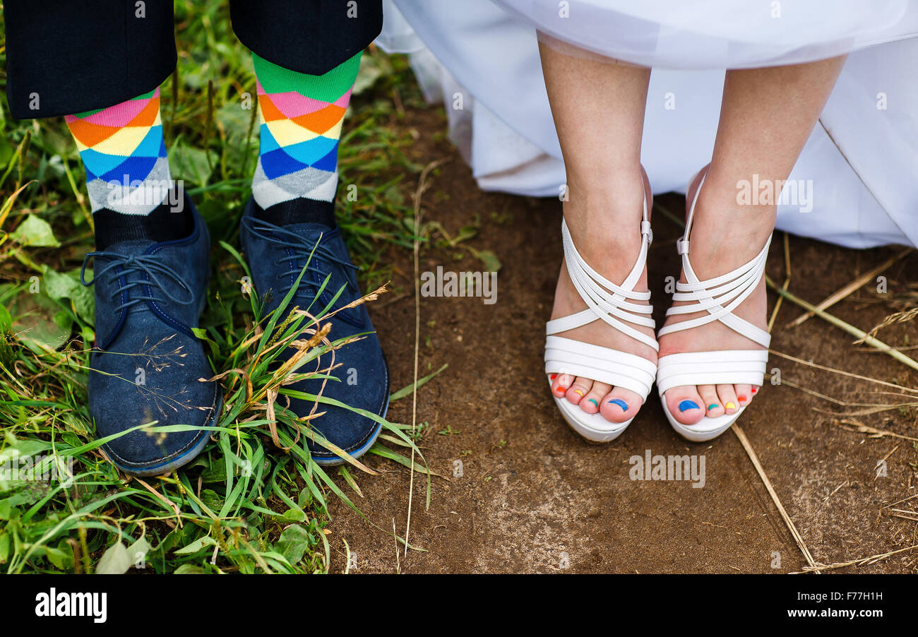 Ai piedi dello sposo e della sposa. Multi-colore di calze. Foto Stock