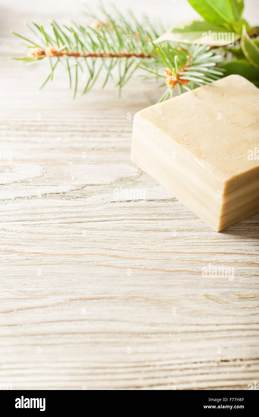 Bar di erbe naturali saponi fatti a mano su un sfondo di legno Foto Stock