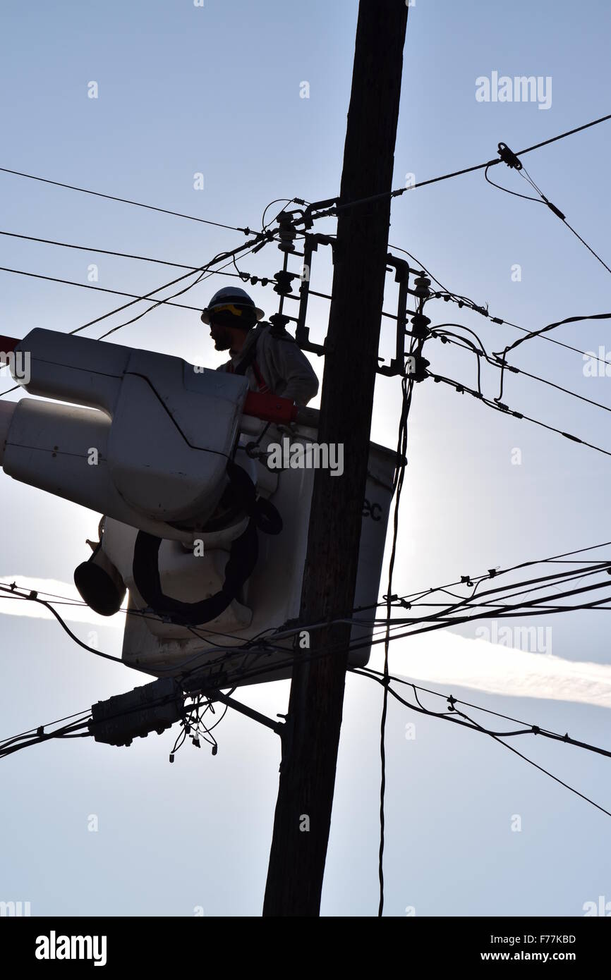 Lineman lavorando per ripristinare l'alimentazione. Foto Stock