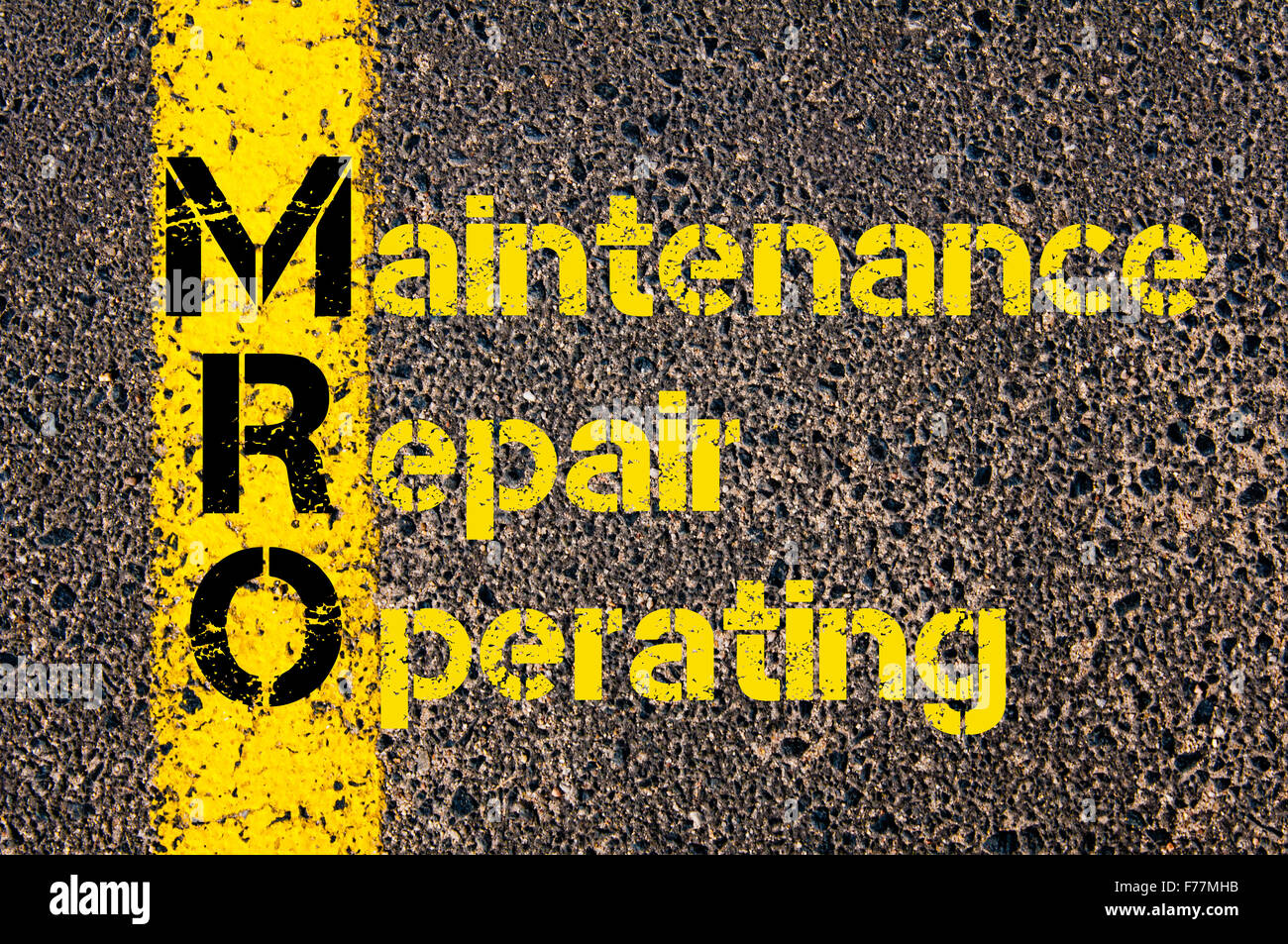 Concetto di immagine del business MRO acronimo come interventi di manutenzione, riparazione e Funzionamento scritto oltre la segnaletica stradale vernice gialla linea. Foto Stock