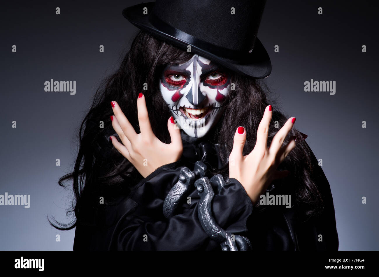 Monster concatenati in dark room Foto Stock