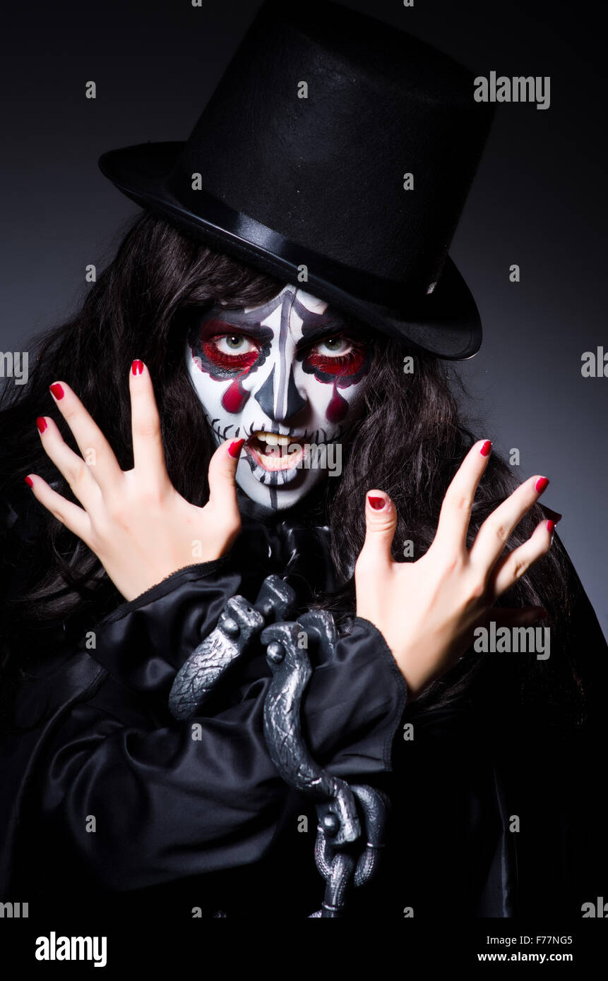 Monster concatenati in dark room Foto Stock