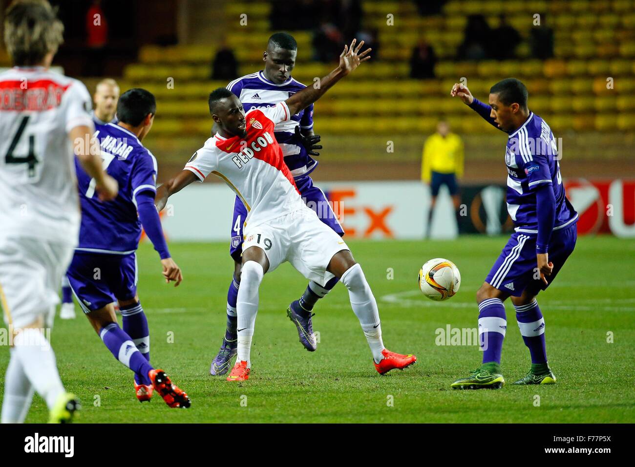 Monte Carlo, Monaco. 26 Nov, 2015. Europa League calcio, stadi di gruppo. Monaco versus Anderlecht. Lacina Traore in avanti come Monaco FC e Kara Mbodji Serigne Modou difensore di RSC Anderlecht e Tielemans Youri centrocampista di RSC Anderlecht Credito: Azione Sport Plus/Alamy Live News Foto Stock