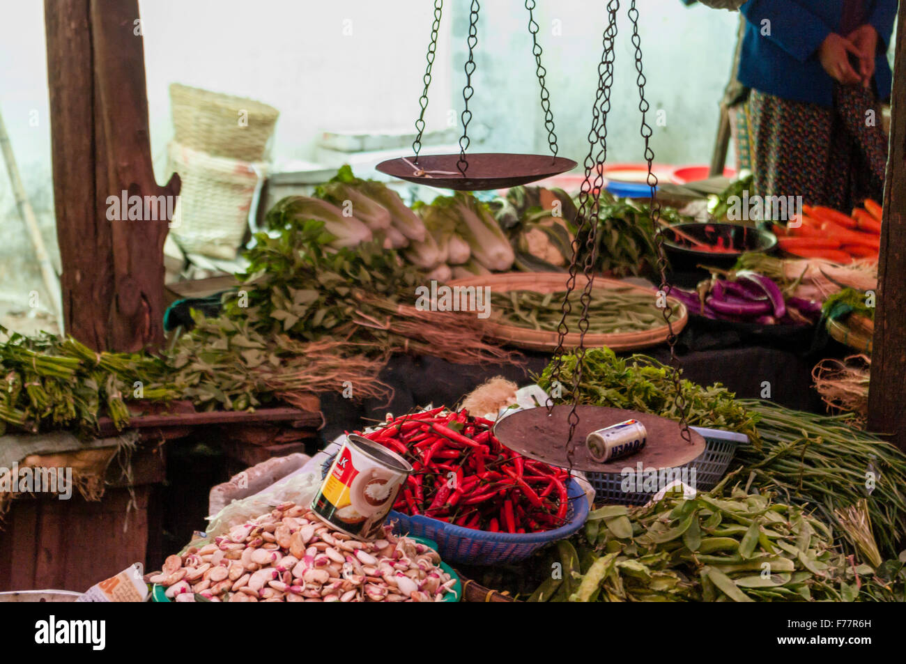 Vecchio equilibrio scala su un mercato ortofrutticolo a Pyin Oo Lwin/Maymyo, Myanmar. Batteria utilizzata come peso. Foto Stock