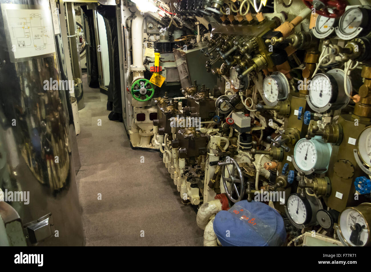 Interno del Royal Australian Navy sommergibile HMAS forni, sul display in Western Australian Maritime Museum, Fremantle, Western Australia. Foto Stock