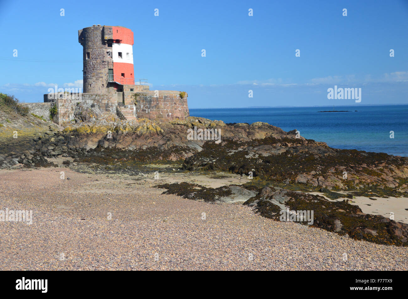 Il rosso e bianco Martello Archirondel torre in Havre de Fer, Jersey, Isole del Canale. Foto Stock