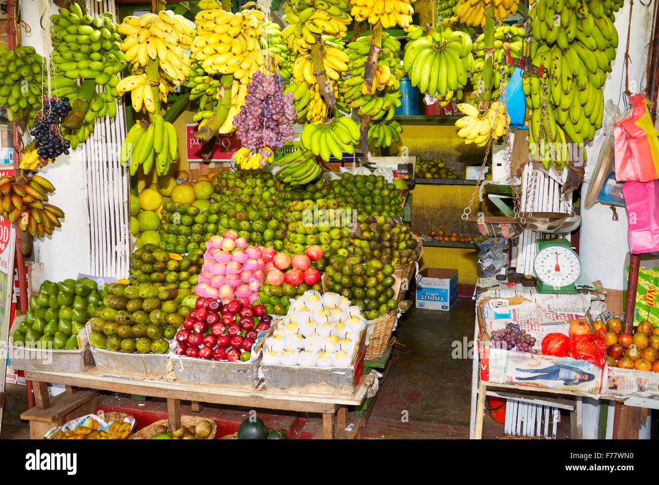 Sri Lanka - Kandy, frutta fresca shop Foto Stock