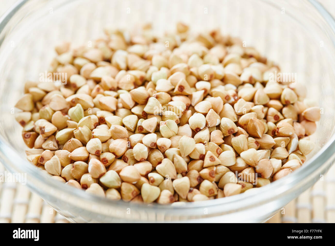 Close-up di grano saraceno in recipiente di vetro - Cibo senza glutine Foto Stock