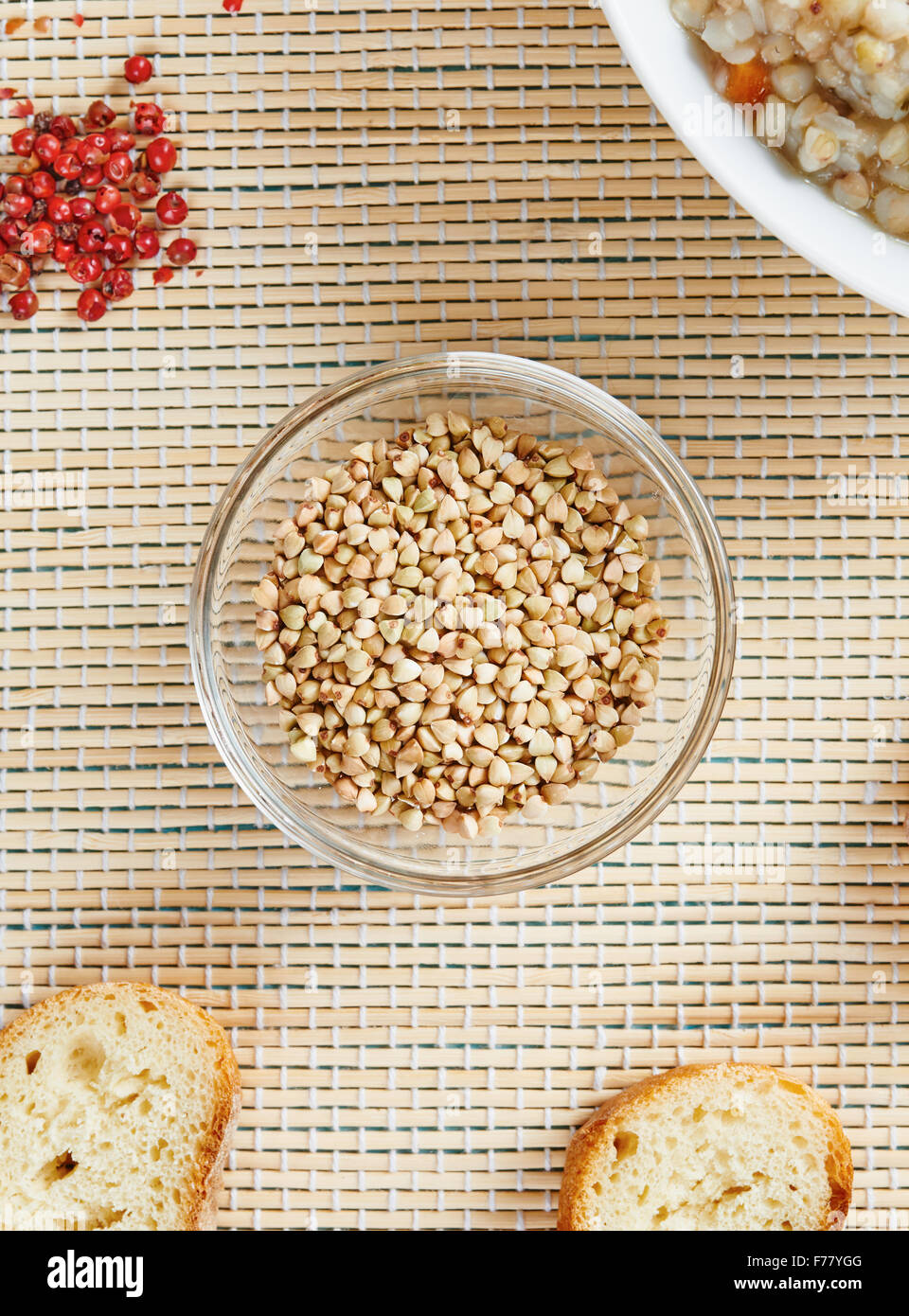 Il grano saraceno in recipiente di vetro - Cibo senza glutine Foto Stock