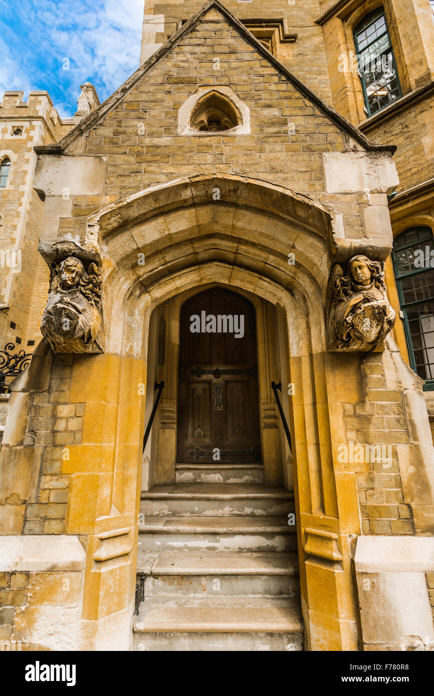 Vecchia entrata in pietra decorata con angeli , Londra, Regno Unito da un vecchio edificio nei pressi di Westmister Foto Stock