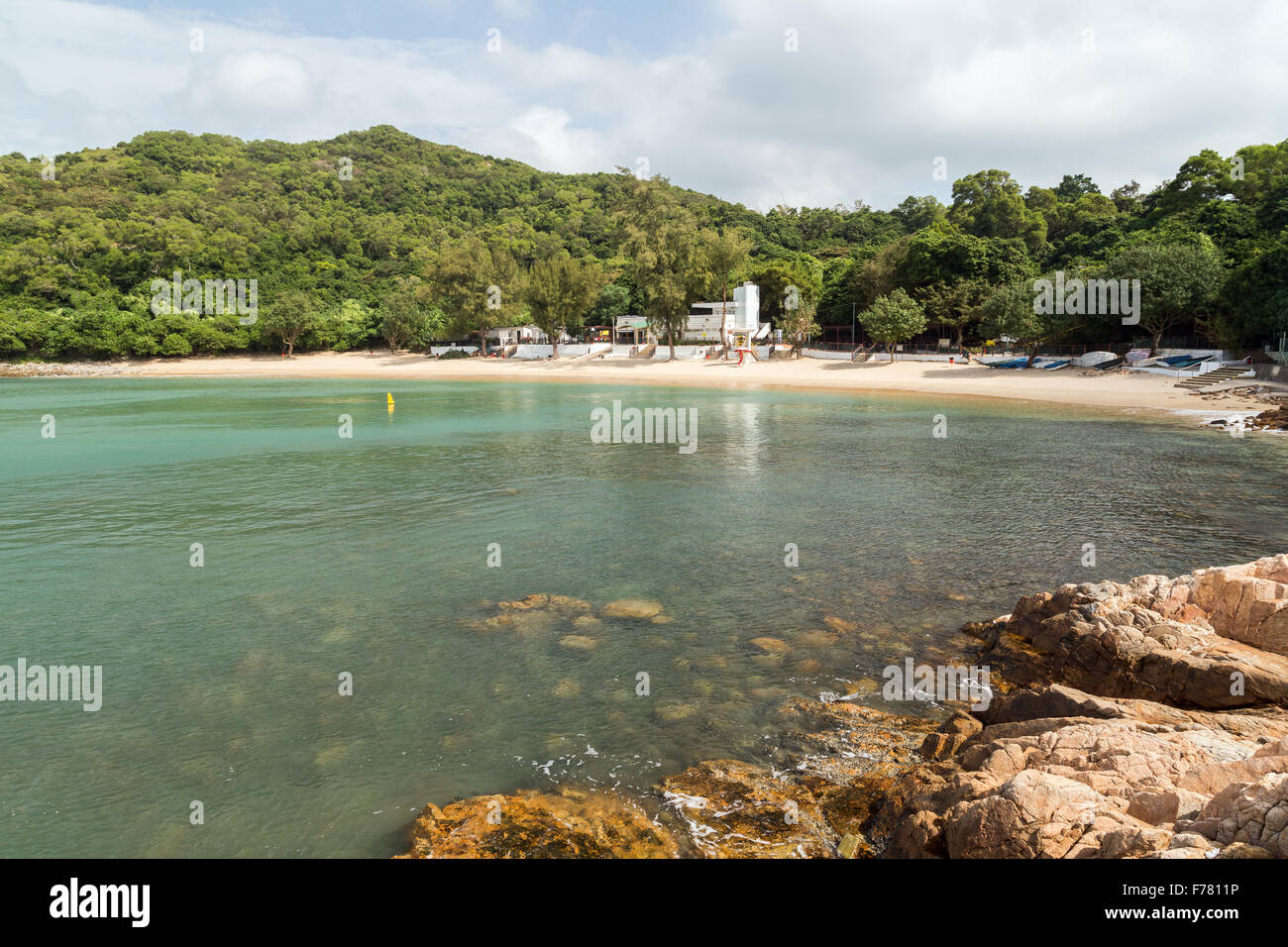 Tranquillo Lo So Shing e Spiaggia di costa rocciosa presso l'Isola di Lamma a Hong Kong, Cina. Foto Stock